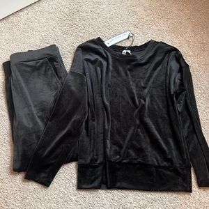 NWT Cable & Gauge black velour lounge set size M